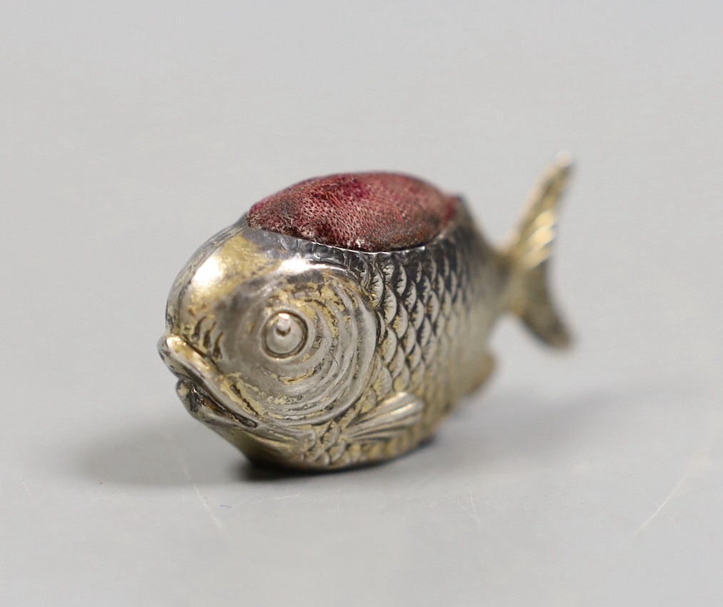 An Edwardian novelty silver mounted pin cushion, modelled as a fish, Sampson Mordan & Co, Chester, 1908, 42mm.